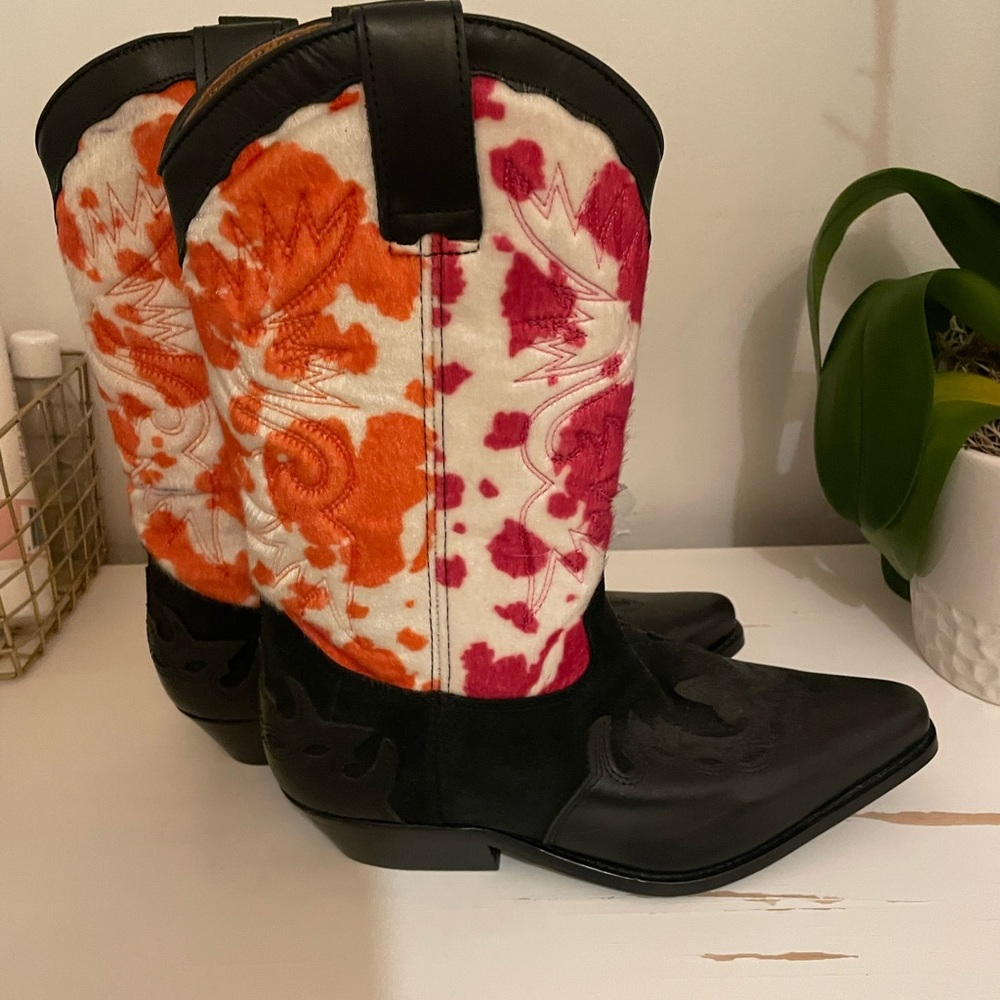 Cowboy boots with colourful cow print
